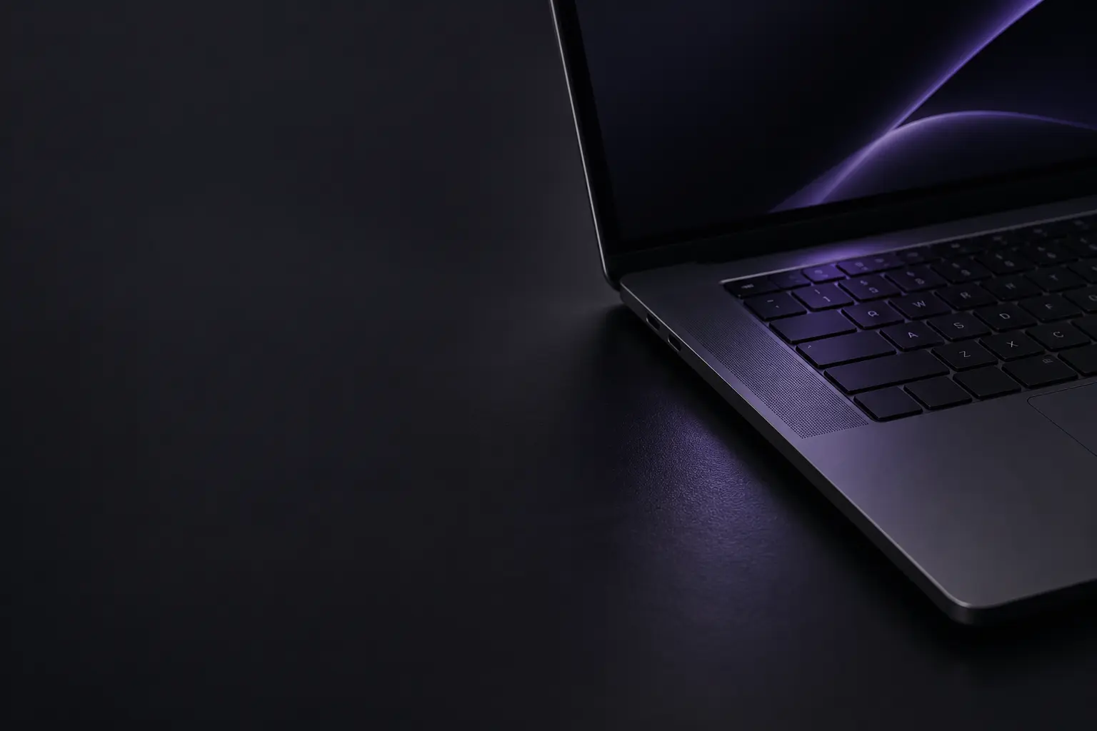 Laptop z fioletowym światłem jako obraz sprzedaży online